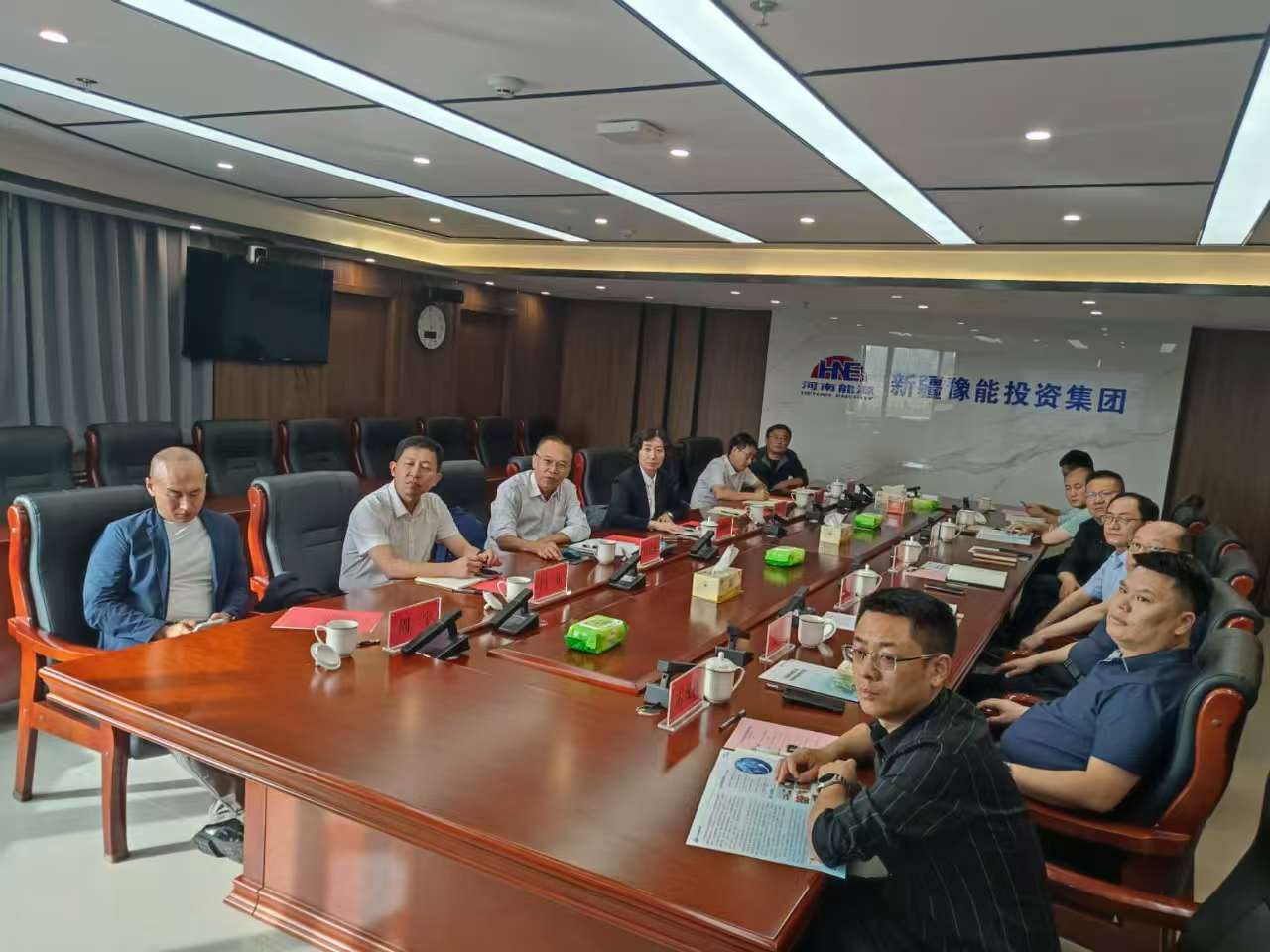 周海燕一行到新疆豫能投资集团座谈交流